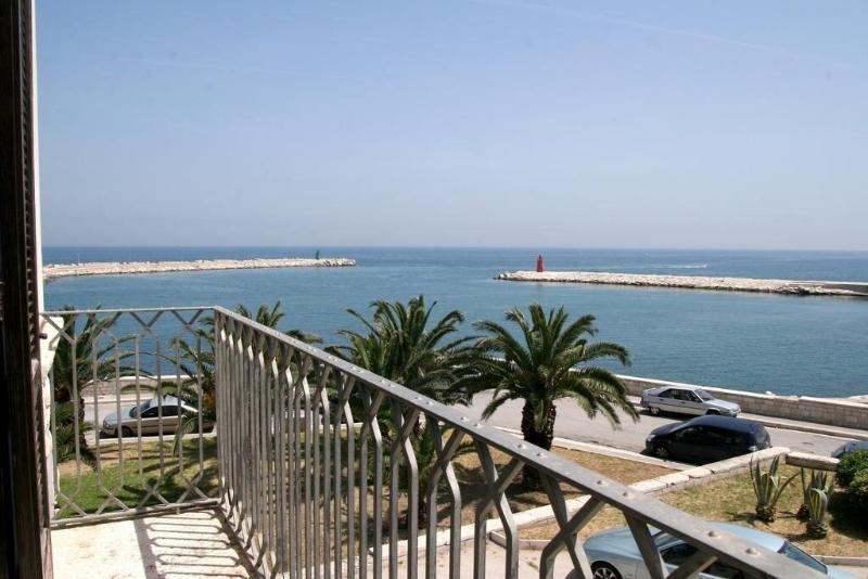 Palazzo Filisio - Regia Restaurant Hotel Trani Exterior photo